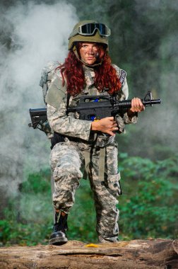 Ormandaki Ukraynalı kadın asker