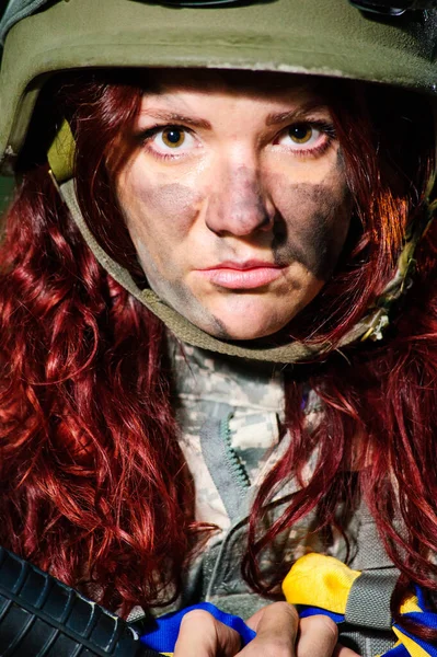 Ukransk Kvinnlig Soldat Skogen — Stockfoto