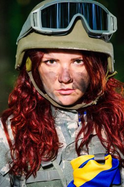 Ormandaki Ukraynalı kadın asker