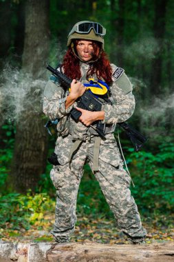 Ormandaki Ukraynalı kadın asker
