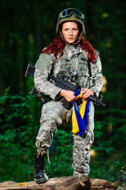 Ormandaki Ukraynalı kadın asker