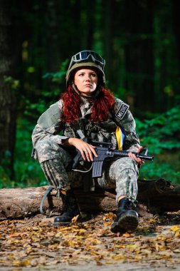 Ormandaki Ukraynalı kadın asker