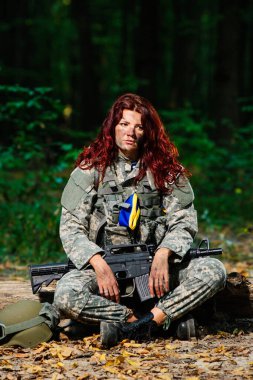 Ormandaki Ukraynalı kadın asker
