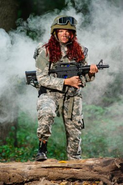 Ormandaki Ukraynalı kadın asker