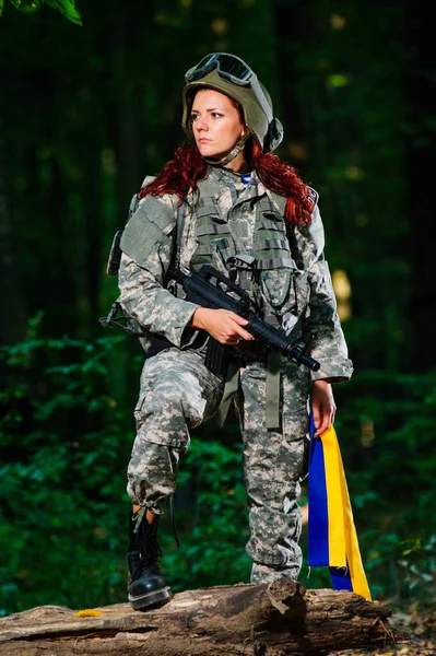 Ukransk Kvinnlig Soldat Skogen — Stockfoto