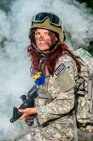 Ormandaki Ukraynalı kadın asker