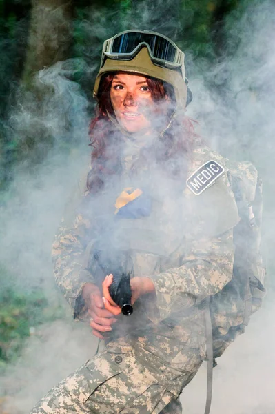 Ukrainische Soldatin Wald — Stockfoto