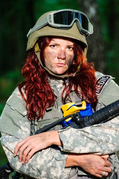 Ukrainische Soldatin Wald — Stockfoto
