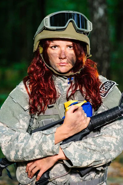 Украинская Женщина Солдат Лесу — стоковое фото