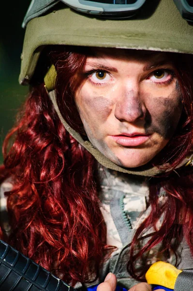 Ukransk Kvinnlig Soldat Skogen — Stockfoto