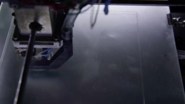 Üç boyutlu baskı makinesi. Çalışma sırasında 3B yazıcı
