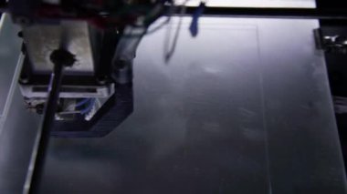 Üç boyutlu baskı makinesi. Çalışma sırasında 3B yazıcı