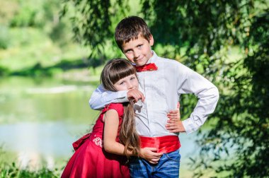 Sevimli çocuk ve kız, kardeşi ve kız kardeşi, geleneksel Ukrayna işlemeli kıyafetler.