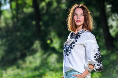 Geleneksel modern etnik elbise giymiş güzel Ukraynalı yang kadın.