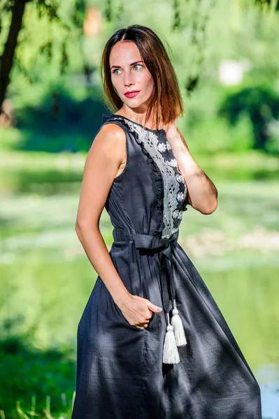 Mooie Oekraïense Yang Vrouw Gekleed Naar Traditionele Moderne Etnische Jurk — Stockfoto
