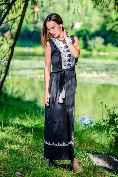 Mulher Yang Ucraniana Bonita Vestida Com Vestido Étnico Moderno Tradicional — Fotografia de Stock