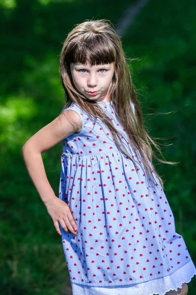 Szczęśliwy Mało Ukraińskich Dziewczyna Stroju Ludowym — Zdjęcie stockowe