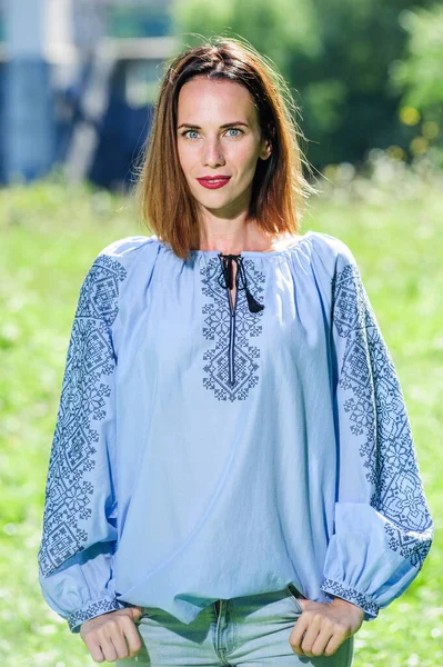 Mooie Oekraïense Yang Vrouw Gekleed Naar Traditionele Moderne Etnische Jurk — Stockfoto