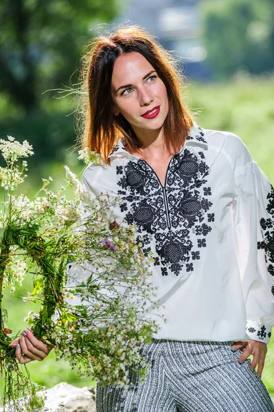 Belle Femme Ukrainienne Yang Habillée Robe Ethnique Moderne Traditionnelle — Photo