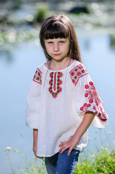 Glad Liten Ukrainsk Flicka Den Nationella Kostym — Stockfoto