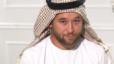 Arap yakışıklı stüdyo resimleri. Emirati adamı..