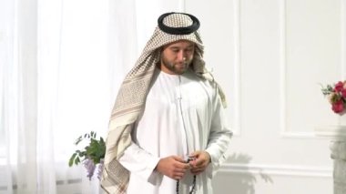 Arap yakışıklı stüdyo resimleri. Emirati adamı..