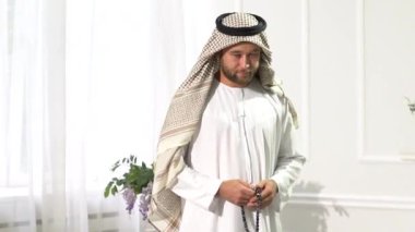Arap yakışıklı stüdyo resimleri. Emirati adamı..
