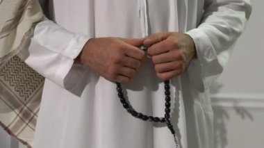 Arap yakışıklı stüdyo resimleri. Emirati adamı..