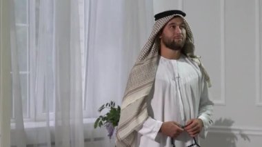 Arap yakışıklı stüdyo resimleri. Emirati adamı..