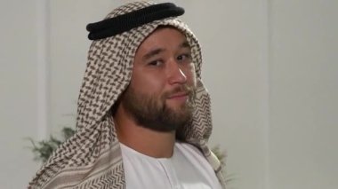 Arap yakışıklı stüdyo resimleri. Emirati adamı..