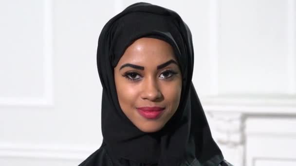 Wanita Cantik Dari Timur Tengah Mengenakan Abaya — Stok Video