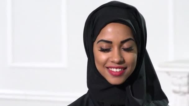 Hermosa Mujer Oriente Medio Vistiendo Abaya — Vídeos de Stock