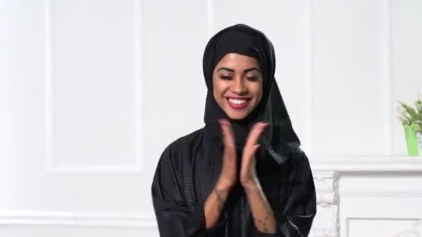 Hermosa Mujer Oriente Medio Vistiendo Abaya — Vídeos de Stock