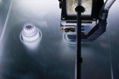 3B yazıcı baskısı çalışıyor.