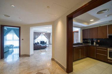 Yatak odası ve yaşam alanı olan rahat stüdyo daire tasarımı. Otel odası panoramik penceresi, çift kişilik yatak, kanepe ve sehpa. Kentsel konsept