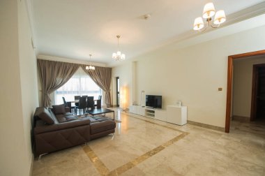 Yatak odası ve yaşam alanı olan rahat stüdyo daire tasarımı. Otel odası panoramik penceresi, çift kişilik yatak, kanepe ve sehpa. Kentsel konsept
