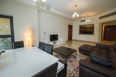 Yatak odası ve yaşam alanı olan rahat stüdyo daire tasarımı. Otel odası panoramik penceresi, çift kişilik yatak, kanepe ve sehpa. Kentsel konsept