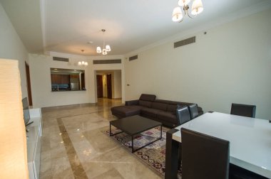 Yatak odası ve yaşam alanı olan rahat stüdyo daire tasarımı. Otel odası panoramik penceresi, çift kişilik yatak, kanepe ve sehpa. Kentsel konsept