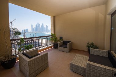 Yatak odası ve yaşam alanı olan rahat stüdyo daire tasarımı. Otel odası panoramik penceresi, çift kişilik yatak, kanepe ve sehpa. Kentsel konsept