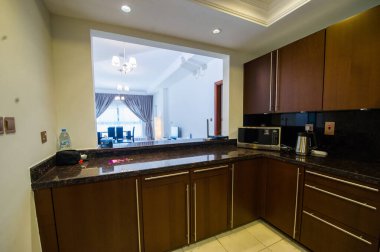 Yatak odası ve yaşam alanı olan rahat stüdyo daire tasarımı. Otel odası panoramik penceresi, çift kişilik yatak, kanepe ve sehpa. Kentsel konsept