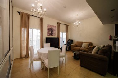 Yatak odası ve yaşam alanı olan rahat stüdyo daire tasarımı. Otel odası panoramik penceresi, çift kişilik yatak, kanepe ve sehpa. Kentsel konsept