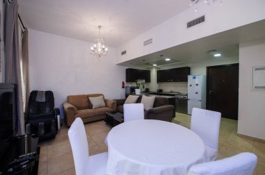 Yatak odası ve yaşam alanı olan rahat stüdyo daire tasarımı. Otel odası panoramik penceresi, çift kişilik yatak, kanepe ve sehpa. Kentsel konsept