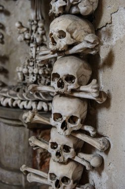 Kutna Hora, Çek Cumhuriyeti - Mayıs 11919: All Saints Kilisesi 'nde çukur ve kemik yapısı