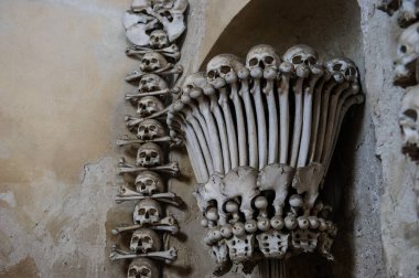 Kutna Hora, Çek Cumhuriyeti - Mayıs 11919: All Saints Kilisesi 'nde çukur ve kemik yapısı