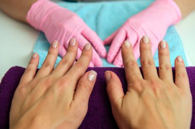 Hala ellerin bakımı için kabinde eller spa