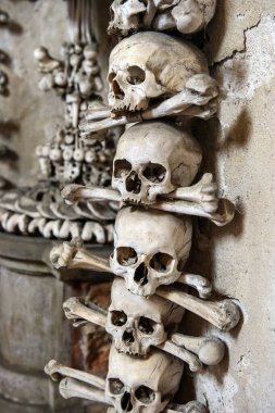 Kutna Hora, Çek Cumhuriyeti - Mayıs 11919: All Saints Kilisesi 'nde çukur ve kemik yapısı