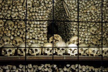 Kutna Hora, Çek Cumhuriyeti - Mayıs 11919: All Saints Kilisesi 'nde çukur ve kemik yapısı