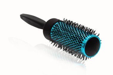 Mavi saç fırçası ve sapı beyazda izole..