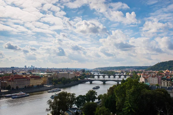 位于捷克共和国布拉格Vltava河上的查尔斯桥的秋景 从Letna公园 Letenske Sady 的流行观点看查尔斯桥 布拉格老城和Vltava河的秋季风景 — 图库照片