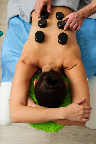 Vista Ravvicinata Del Massaggiatore Maschile Che Massaggia Schiena Scapole Donna — Foto Stock